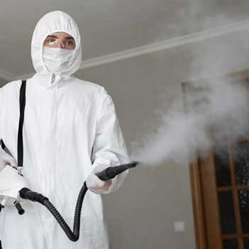 Клинер проводит очистку помещения от неприятных запахов